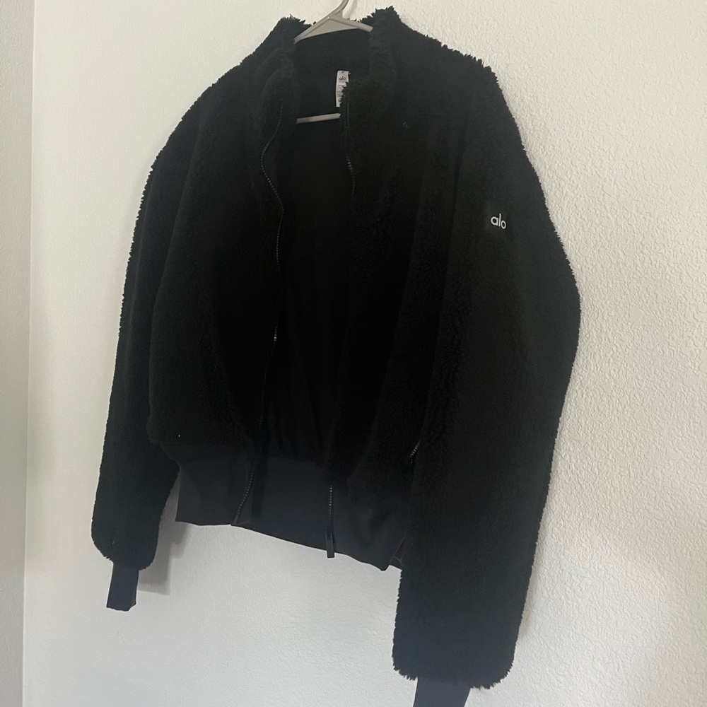 ALO BLACK SHERPA CROP SWEATSHIRT
